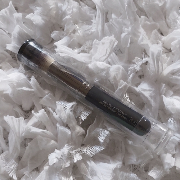 it cosmetics Heavenly Luxe Pointed Precision Complexion Brush N° 11 - Picture 3 of 5